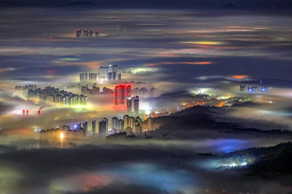Světová meteorologická organizace vybrala nejzajímavější fotografie počasí do svého kalendáře pro rok 2021. Pořízeno v pohoří Bukhansan v Jižní Koreji
