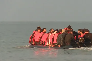 Z Francie do Británie putují po moři rekordní počty migrantů. Londýn si stěžuje, ale nepomáhá