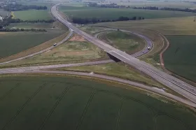 Stavbu D11 do Trutnova komplikuje boj o zakázku na archeologický průzkum