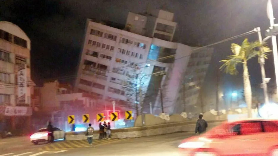 Zřícená budova po zemětřesení na Tchaj-wanu