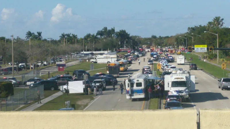 Bezpečnostní složky u parklandské střední školy