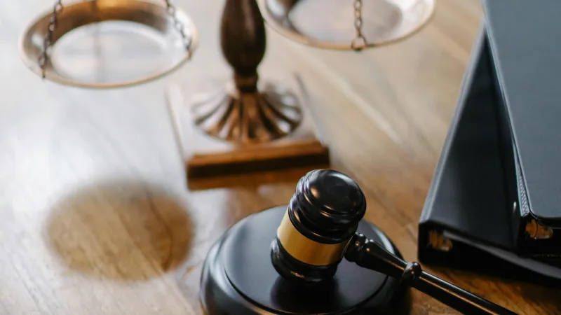 Muž, který útočil v obchodním domě v Hradci Králové, půjde před soud