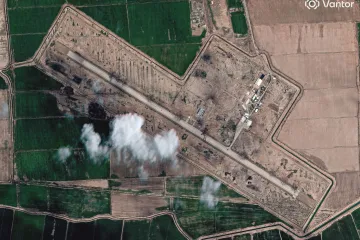 Letiště i základny. Satelity ukazují následky úderů na Blízkém východě