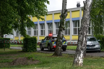 Při konfliktu u školy v Pardubicích byl vážně zraněn člověk. Útočníka policie zadržela