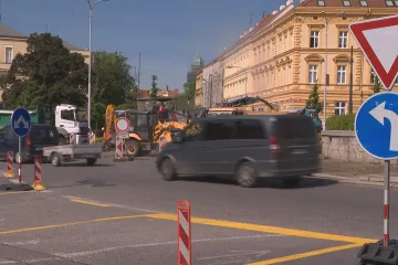 Začaly opravy dvou důležitých silnic ve Znojmě. Řidiči bloudili na objížďkách