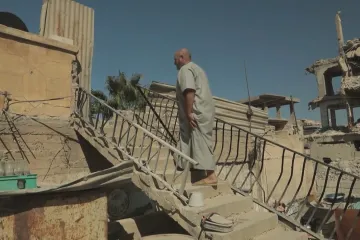 Z bývalého sídla Islámského státu zůstalo město sutin, dětské práce a beznaděje