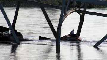 V USA se zřítil most, auta napadala i s řidiči do řeky