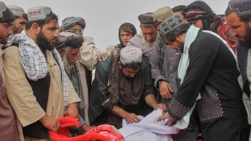 Afghánci připravují tělo muže zabitého během páteční přestřelky