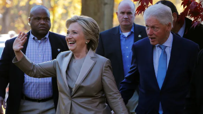 Hillary Clintonová s manželem a bývalým prezidentem Billem Clintonem po odevzdání hlasů