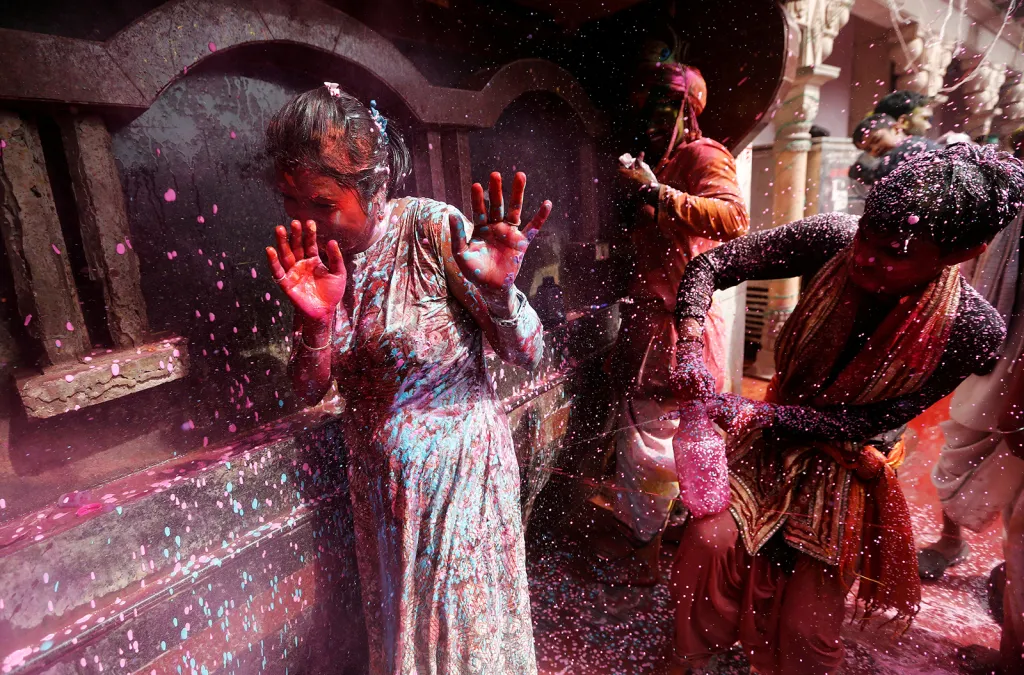 Oslava hinduistického svátku barev Hólí v indické vesnici Nandgaon