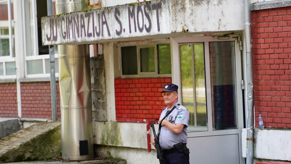 Policista před budovou školy v Bosně, kde došlo ke střelbě