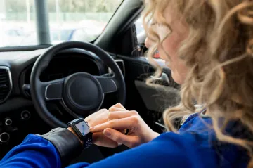 Češi rádi používají „chytré“ příslušenství. Hodinky připojené k síti či fitness náramky jich loni zapnula třetina