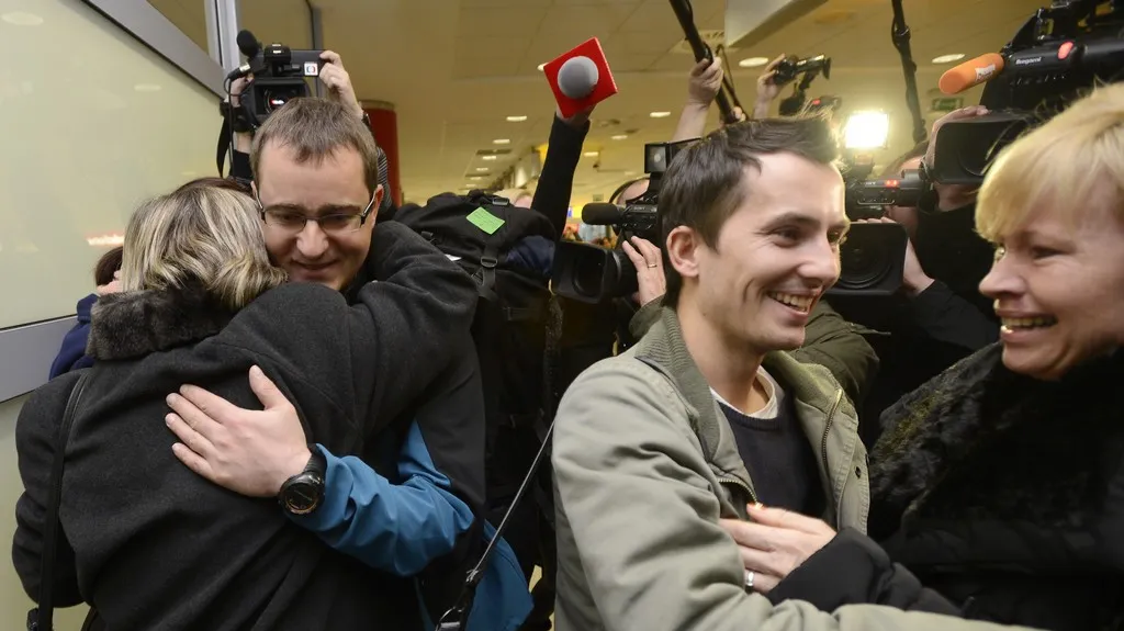 Čeští vývojáři počítačových her Martin Pezlar a Ivan Buchta na pražském letišti