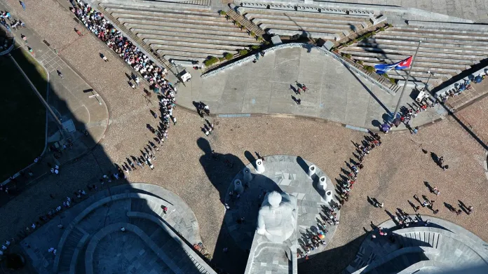 Už v pondělí se tvořily dlouhé fronty na náměstí Revoluce. Lidé chtěli využít poslední možnost poklonit se před urnou Castra