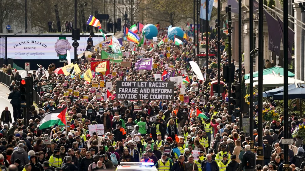 Londýnská demonstrace proti krajní pravici 28. března 2026