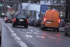 Řidiči brzdí autobusy ve vyhrazených pruzích. Praha chce, aby je znovu pokutovali i strážníci