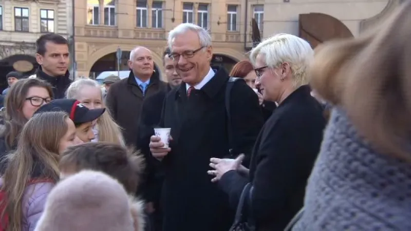 Autor: Před cestou na Pražský hrad stihl budoucí ministr kultury Ilja Šmíd a šéfka obrany Karla Šlechtová i svařené víno