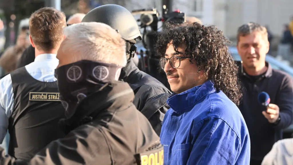 Policisté přivádějí obviněného muže v poutech k Okresnímu soudu v Pardubicích