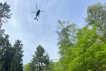 Letecké hašení požáru lesa na Mladoboleslavsku skončilo, oheň se už nešíří