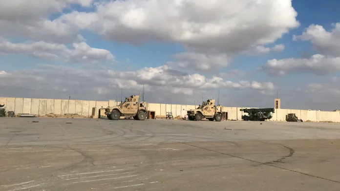 Americká vozidla na základně v Iráku