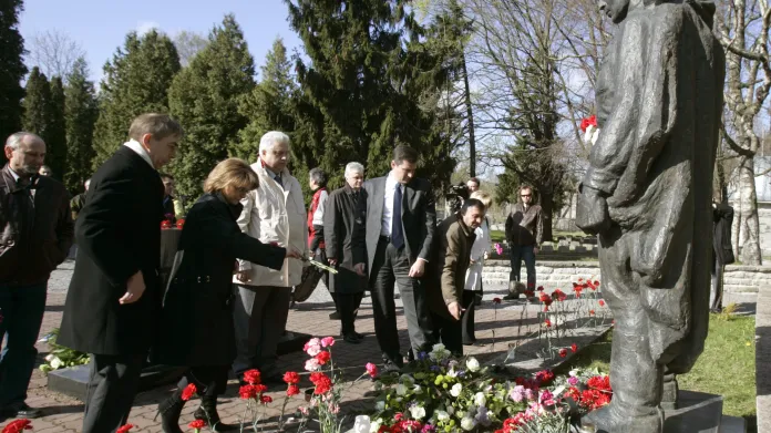 Delegace ruského parlamentu vedená Nikolajem Kovaljovem pokládá květiny u sochy Bronzového vojáka
