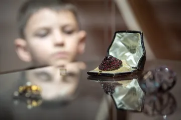 Bohaté ložisko českého granátu umožňuje prodloužit těžbu v Podkrkonoší