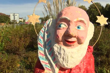 Když umělcům není nic svaté. Nepomuk rozděluje trpaslík se svatozáří