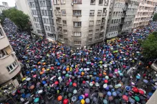 V Bělehradu protestovaly desítky tisíc lidí. Vučiče vyzvaly k odstoupení