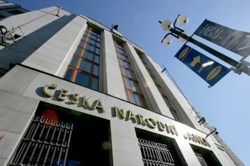 ČNB zasahuje, chce oslabit korunu a daří se jí to