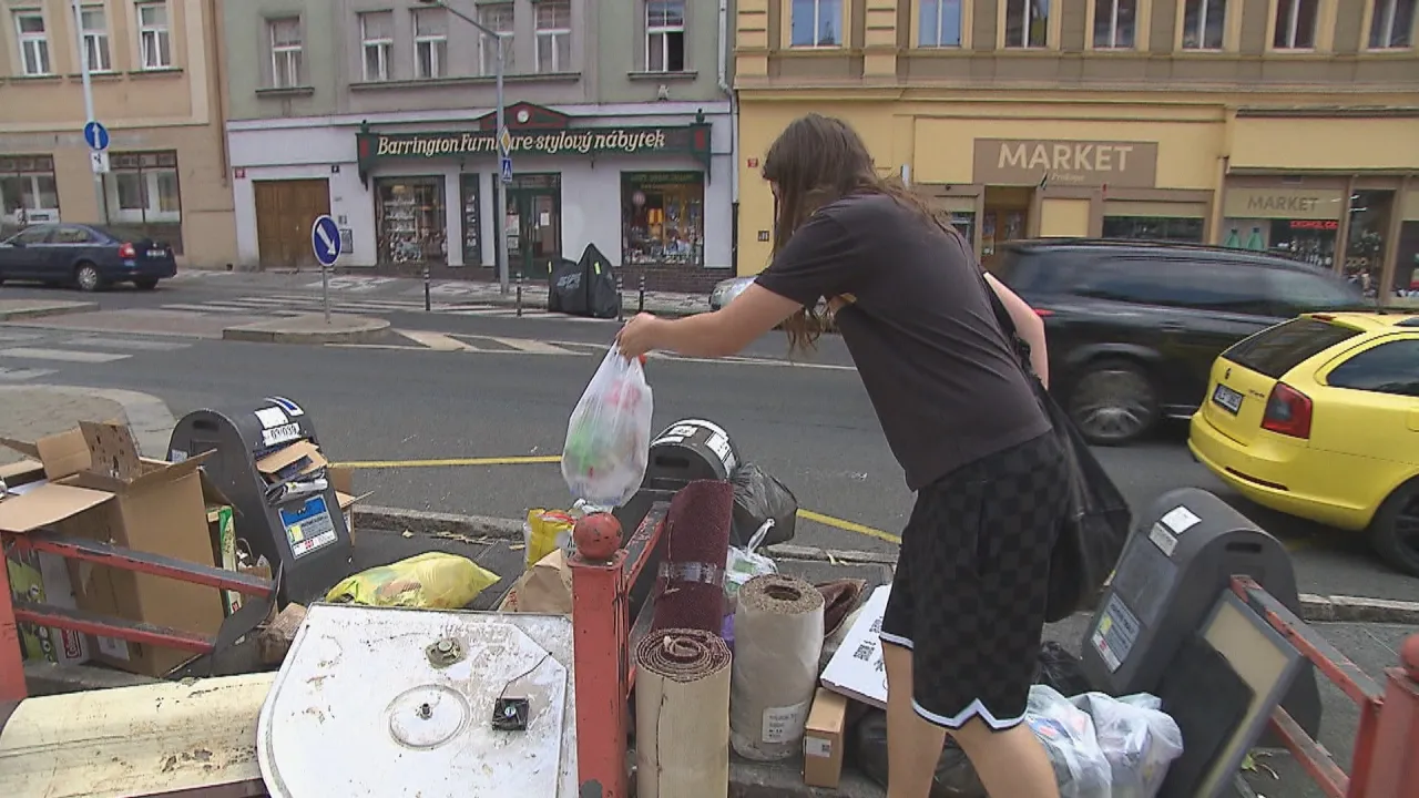 Kapacita popelnic přestává stačit. Ve městech u nich roste nepořádek