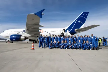 Studenti si vyzkoušeli stav beztíže. Hráli karty nebo pili vodu