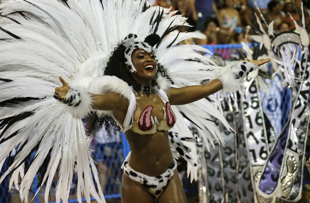 Přehlídka tanečních škol na Sambodromu během karnevalu v Riu 2018