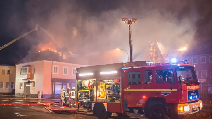 Hasiči likvidují požár v německém Budyšíně