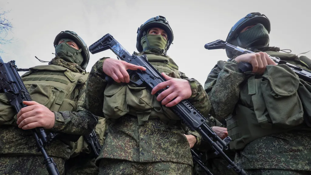 Ruští vojáci během ceremoniálu na okupovaném poloostrovu Krym