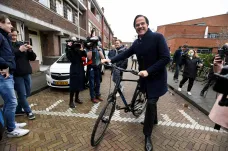 Průzkum: Nizozemci ve volbách posílili konzervativně liberální vládu. Nacionalista Wilders oslabil