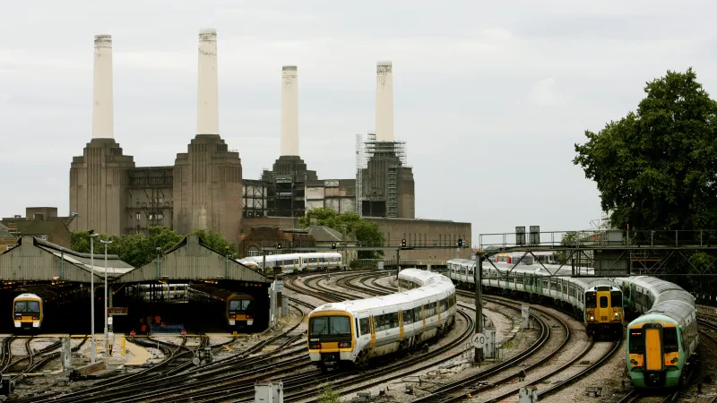 Cestování vlakem po vnitřním Londýně je ve srovnání s meziměstskými cestami poměrně levné. Železnice je součástí MHD, ve vlacích tedy platí běžné jízdné nahrané na Oystercard/kreditní kartu