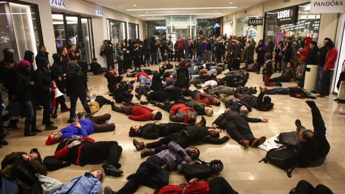 Protest v nákupním centru v Seattlu
