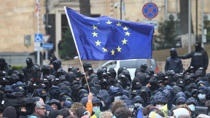 Demonstranti se účastní protestu proti návrhu zákona o „zahraničních agentech“ v gruzínském Tbilisi