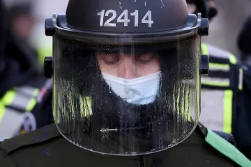 Kanadské policii se podařilo ukončit obležení Ottawy protestujícími s kamiony