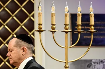 Antisemitismem člověk riskuje pobytový status, varoval Scholz 85 let od křišťálové noci