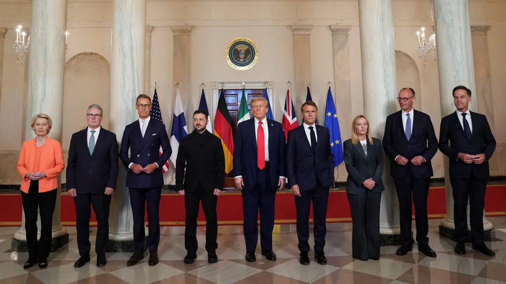 Evropští lídři, prezident USA Donald Trump a generální tajemník NATO Mark Rutte před jednáním v Bílém domě