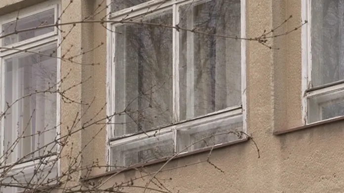 Škola potřebuje vyměnit prohnilá okna i staré radiátory