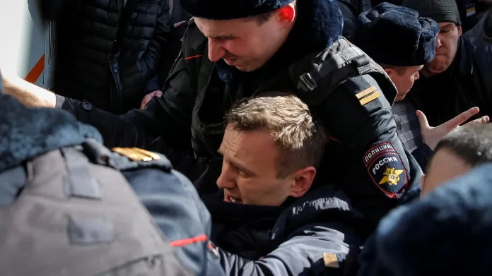 Ruská policie zadržuje Alexeje Navalného