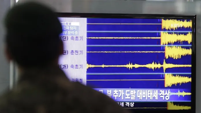 Jihokorejský voják sleduje seismograf