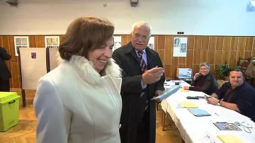 Václav Klaus s chotí Livií u volební komise