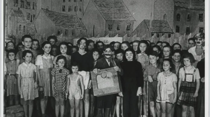 Archivní fotografie opery Brundibár v Terezíně