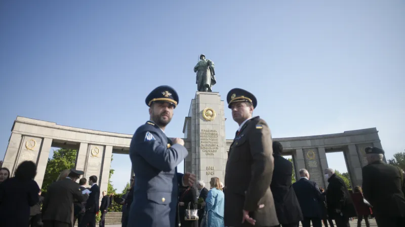Vojáci se účastní slavnosti k výročí konce války na Strasse des 17. Juni v Berlíně