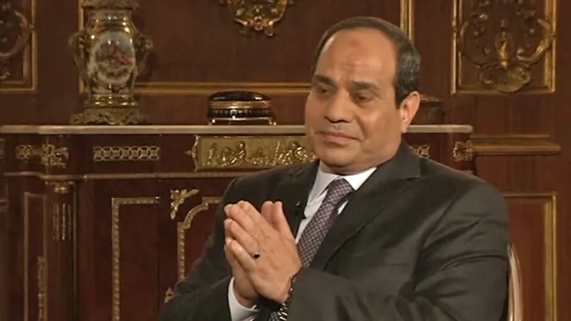 Sísí vlastně jen vyměnil uniformu a sluneční brýle za oblek