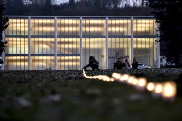 Gahurův prospekt ve Zlíně ozářily stovky svíček na památku Jana Palacha