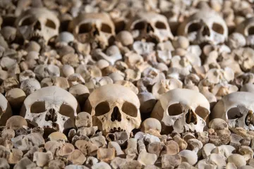 Pyramida z lidských kostí se tyčí v Kutné Hoře